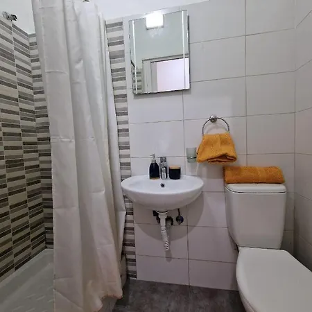 Properties - Modern Studio With Roof Terrace And Private Yard *
