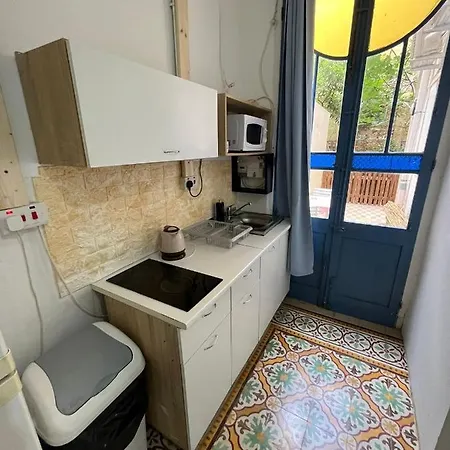 Properties - Modern Studio With Roof Terrace And Private Yard *